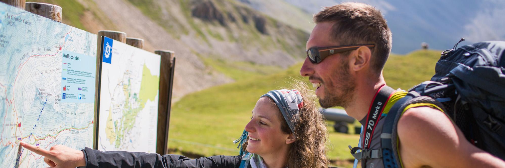 randonneurs devant des panneaux d'informations du Parc