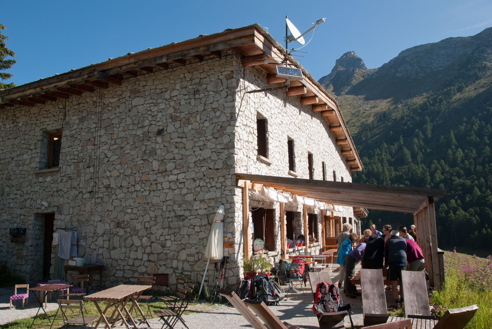 Vue du refuge et sa terrasse