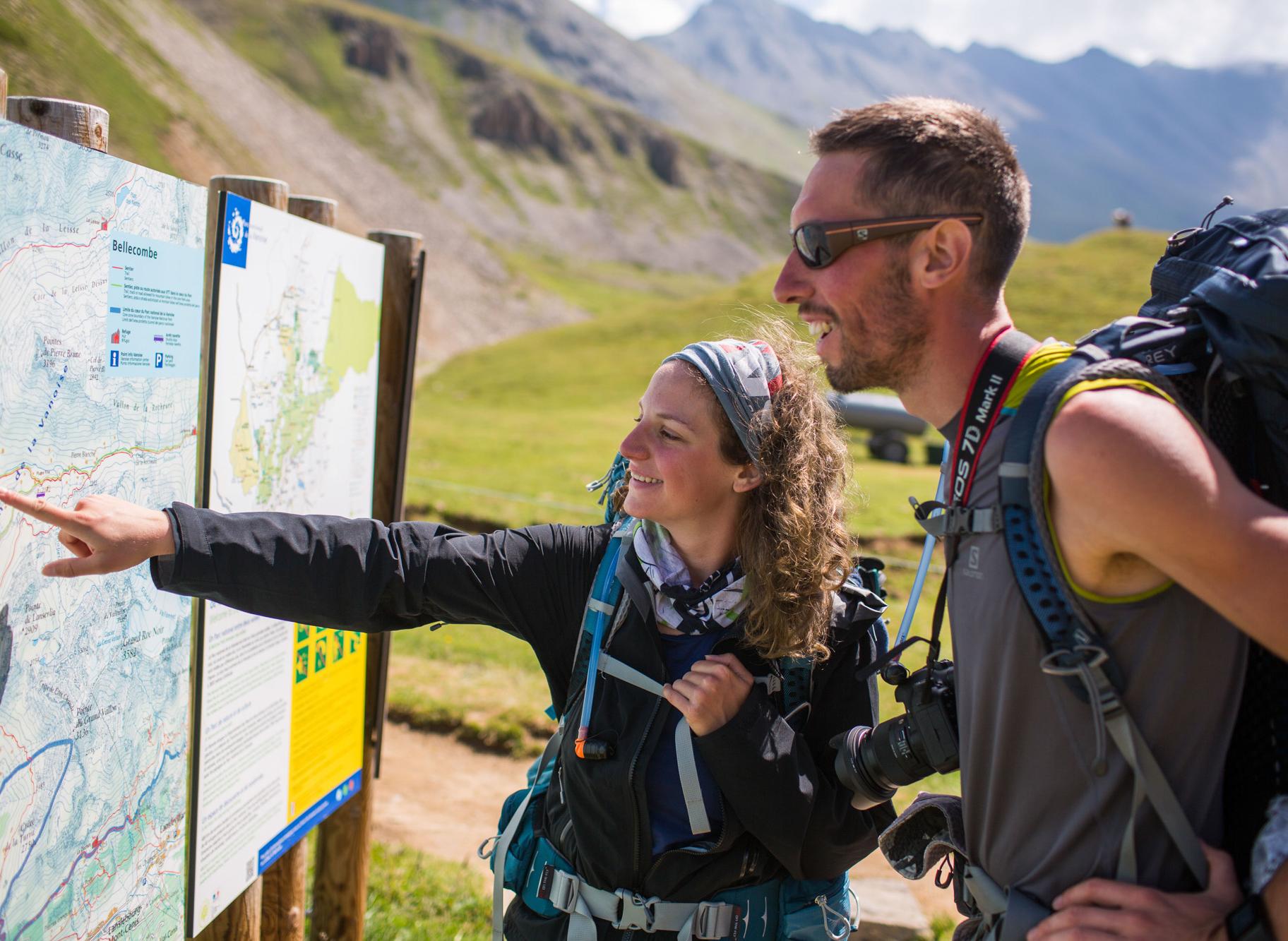 randonneurs devant des panneaux d'informations du Parc